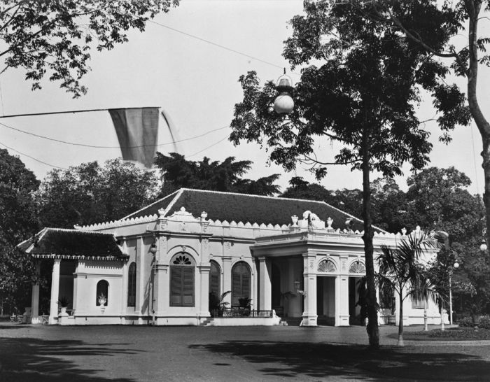 12.. COLLECTIE_TROPENMUSEUM_Gebouw_in_de_Planten-_en_Dierentuin_Batavia_TMnr_60025159